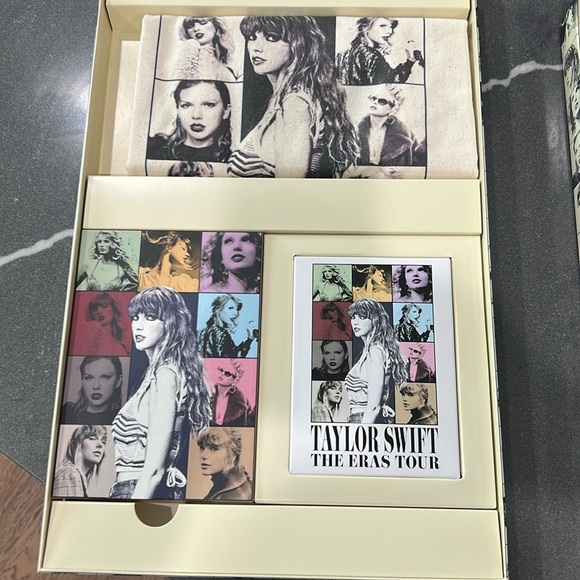 TAYLOR SWIFT THE ERAS TOUR GIFT BOX - Picture 6 of 6
